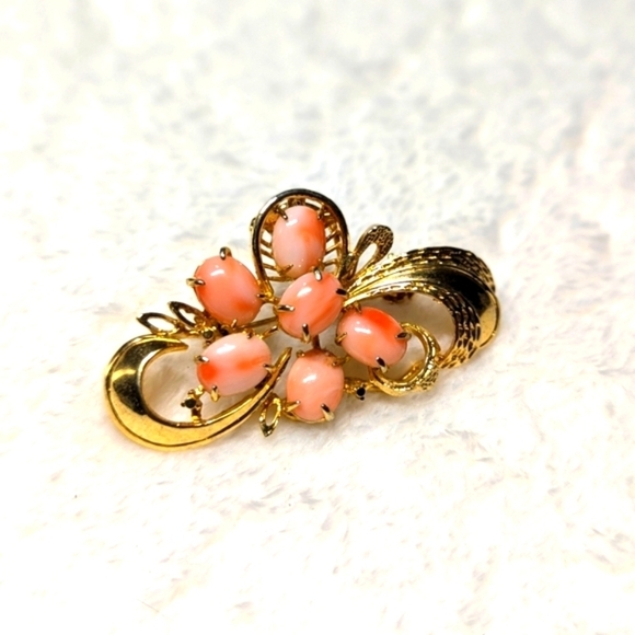 Jewelry - Vintage Goldtone and Faux Coral Cabochon Brooche